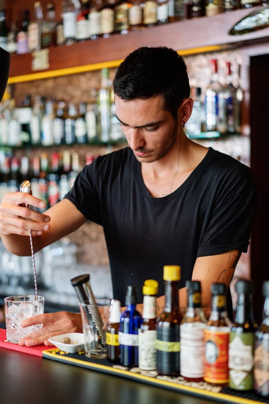 Der junge Bartender JB Beovardi in der Bar 63 an der Rolandstrasse in Zürich