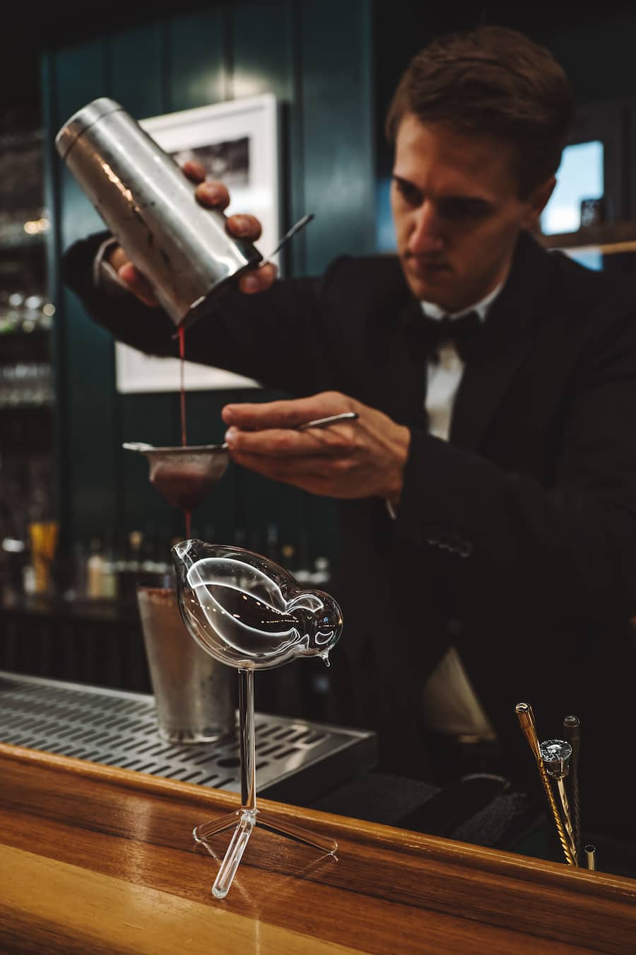 Barkeeper Philipp Kössl bereitet den Signature Drink Bloody Rosemary (Rosmarinkombucha, Mandarinenshrub, Ingwersirup und Randen) zu - IGNIV Zürich - Chefkoch Daniel Zeindlhofer und Gastgeberin Ines Triebenbacher - Freitag, 22. Mai 2020 - Copyright Olivia Pulver