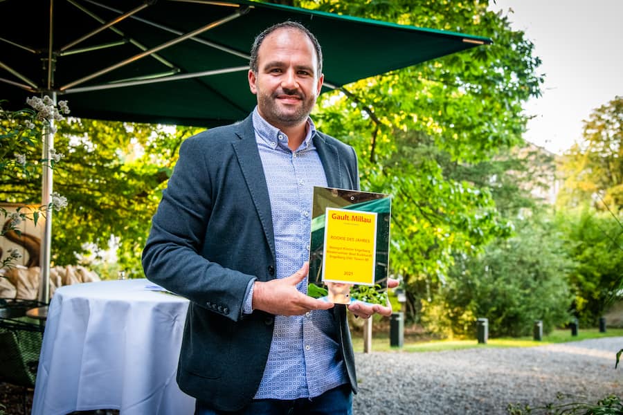 Beat Burkhardt mit Tafel - Bielerhaus Twann und Klosterwein Engelberg