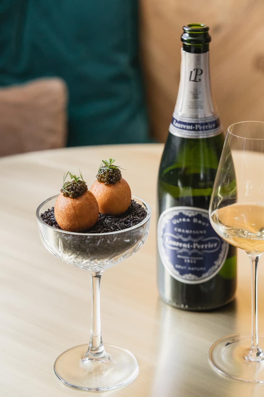 Francesco Benvenuto; Restaurantleiter & Sommelier; IGNIV by Andreas Caminada; Grand Resort; Bad Ragaz; Silvio Germann; Küchenchef; Champagner; Laurent-Perrier; Ultra Brut; Beignet; Dillcreme; Kaviari Cristal; Foto: Digitale Massarbeit