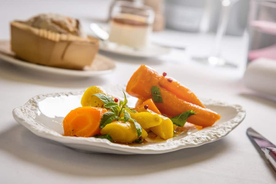 Bellevue Palace 2020: Krumme Dinger, nicht-normiertes Gemüse warm mariniert, Weizengras, Griechisches Joghurt mit Honig