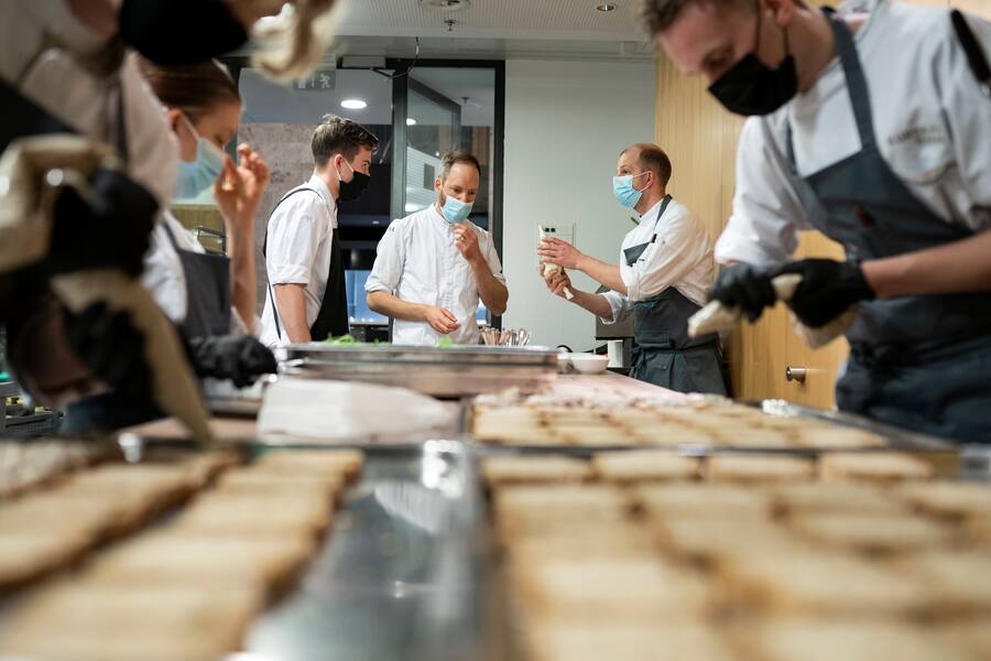 Berner Chefs im Kursaal, Luis Feitknecht (l), Simon Apotheloz und Kursaal Chefkoch Fabian Raffeiner am Besprechen, wie angerichtet wird