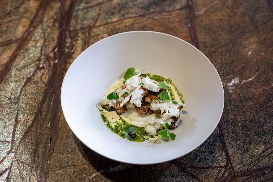 15.06.2021; Bad Ragaz; Mercedes Grand Resort Bad Ragaz; Sven Wassmer richtet die Vorspeise an.Blumenkohl mal anders ( Blumenkohlpüree, Blumenkohlmousse, Essigmarinade, Blumenkohl.Couscous, Gebratener Blumenkohl mit Tannenöl und Rahm. © Valeriano Di Domenico