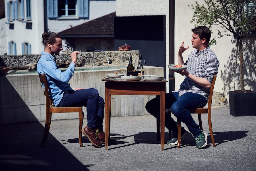 Bubbles-Party auf der Terrasse: Winzer Patrick Adank (l.), Sommelier Marco Franzelin.