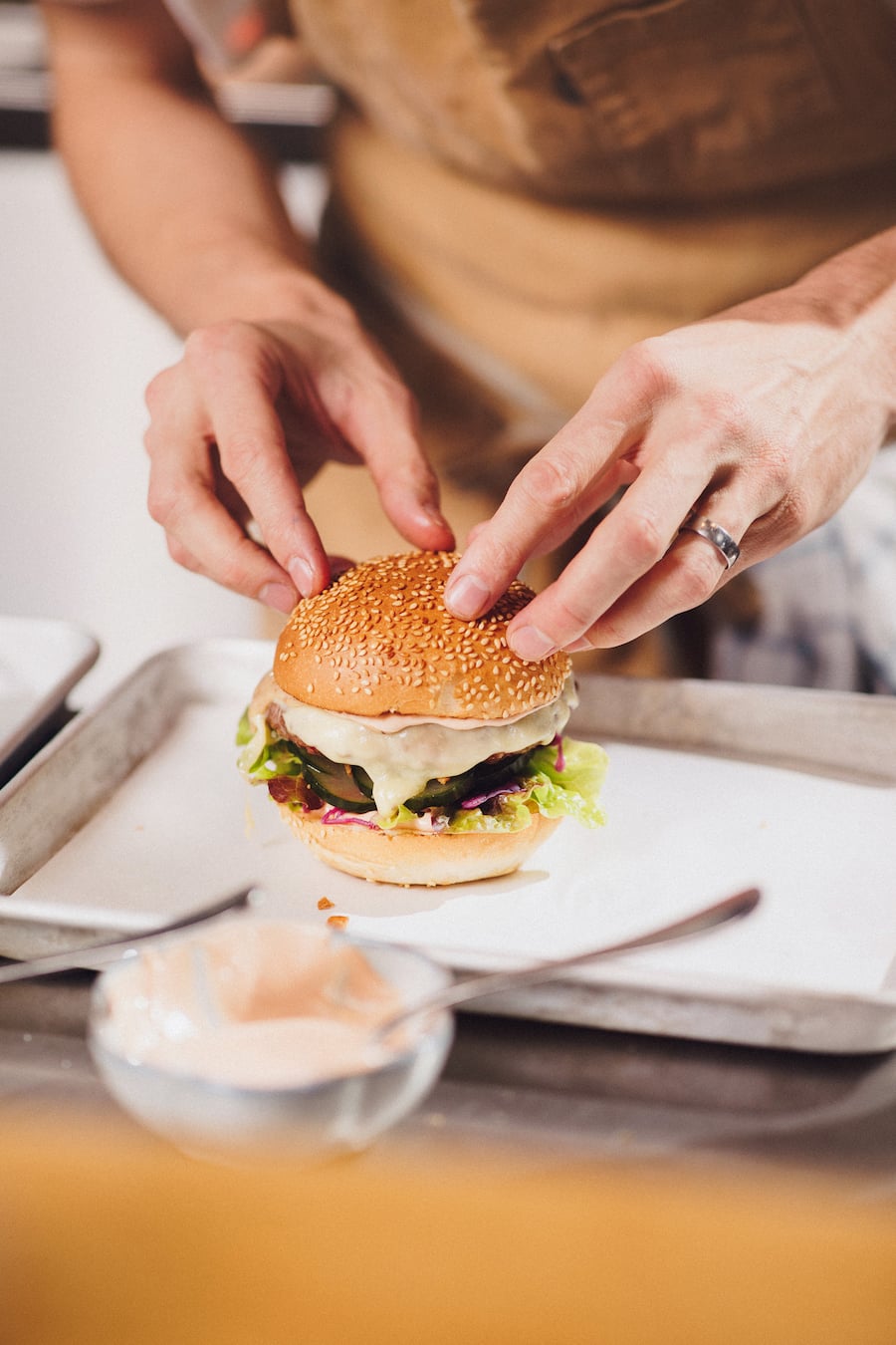 Steinhalle Bern, Markus Arnold, Easy Lunch, Steinhalle Burger, Swiss Prime Beef/ Gruyere/ Cocktail/ Sesam, Foto: Digitale Massarbeit, Tanja und Simon Kurt