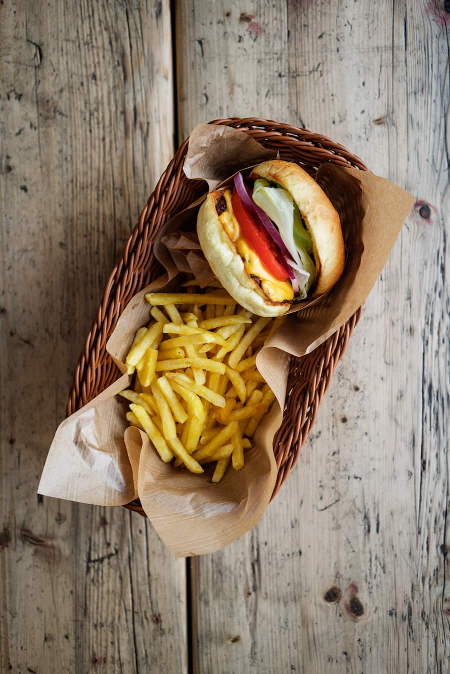 Cheeseburger und Pommes frites im Burgermeister an der Langstrasse in Zürich