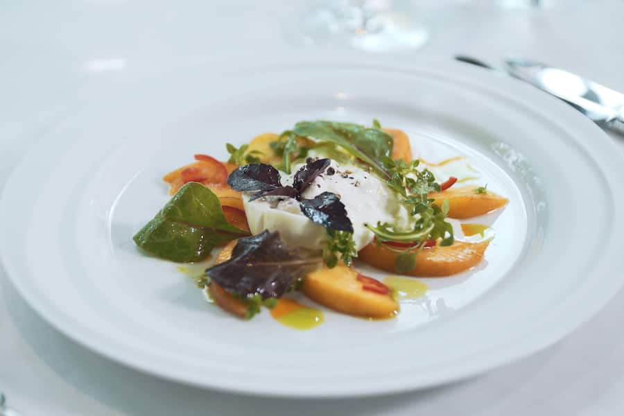Burrata mit Pfirsich