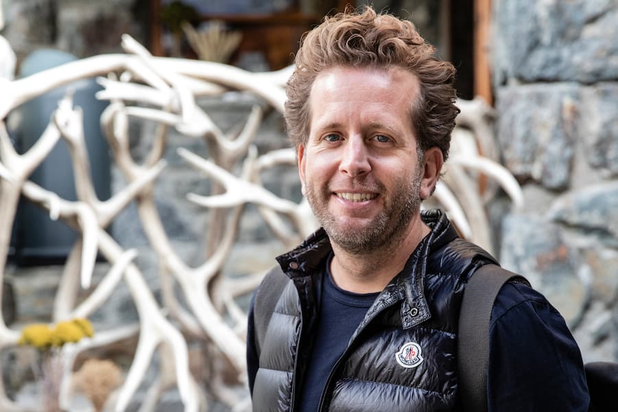 Danile Lauber, Wirt des Cervo. 1. Stop: Restaurant Cervo. Kulinarische Wanderung Horugüet in Zermatt. Foto: Bernard van Dierendonck