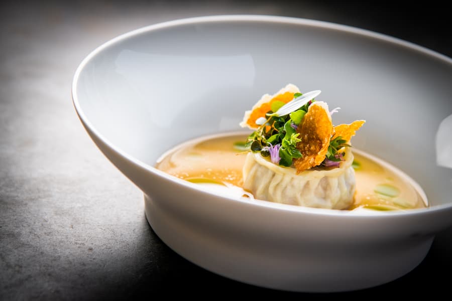 Castello del Sole 2020: Raviolo vom Bierschwein âPiora-Alp Rohschinken âSenfsaat âBergkräuter