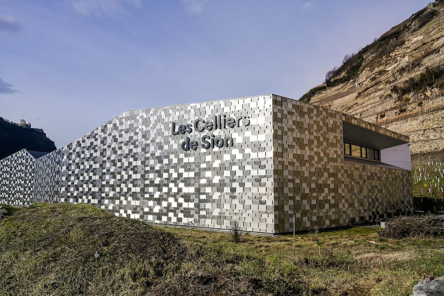 Das mederne Oenoparc vor den Toren von Sion, interpretiert die Weinberge mit den vielen Mauern