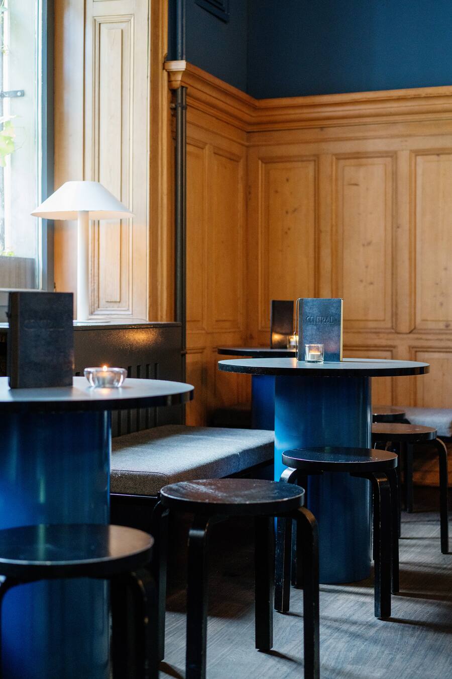 Alvar Aalto Hocker, Züriblaue Wände und Holztäfer in der Central Bar neben dem Kanzlei-Areal beim Helvetiaplatz