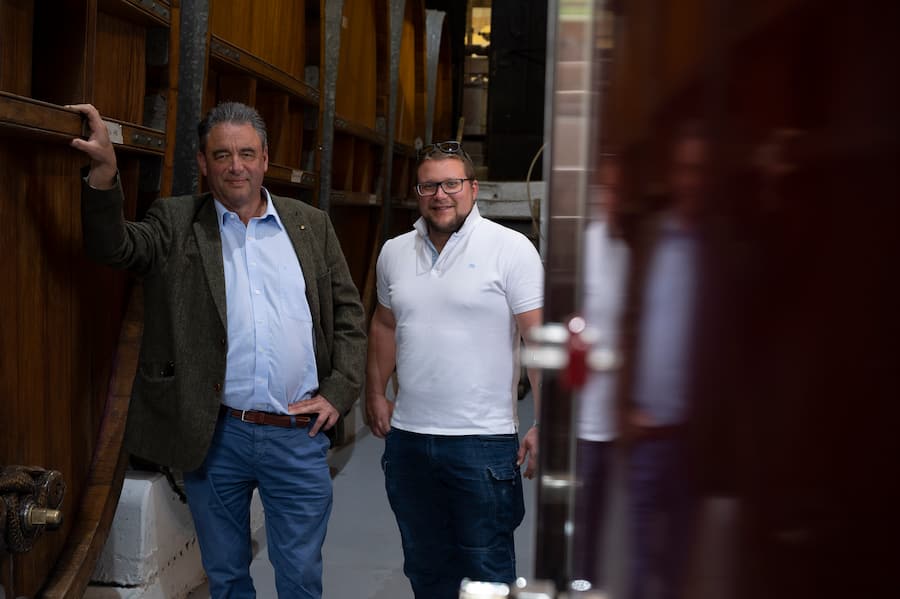 Thierry und Henry Aloys Grosjean im Fasskeller