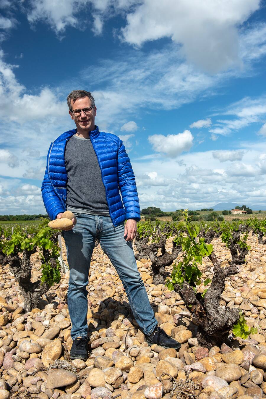 Ralpg Garcin, Direktor in Weinberg mit den typischen grossen Steinen
