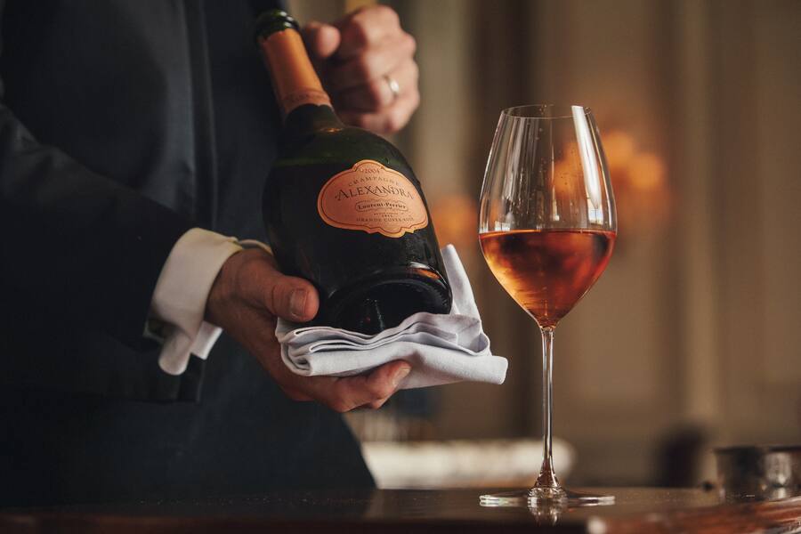 Sommelier Christoph Kokemoor, Grand Hotel Les Trois Rois, Cheval Blanc by Peter Knogl, Laurent-Perrier Alexandra Rosé 2004,Foto: Digitale Massarbeit, Tanja und Simon Kurt,
