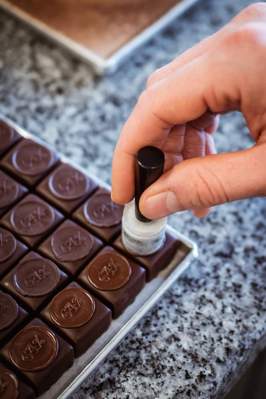 Chef Chocolatier David Kohler an der Arbeit - Max Chocolatier - Schweizerhofquai 2, Luzern - Samstag, 17. November 2018 - Handgemachte, natürliche Schokolade - Copyright Olivia Pulver