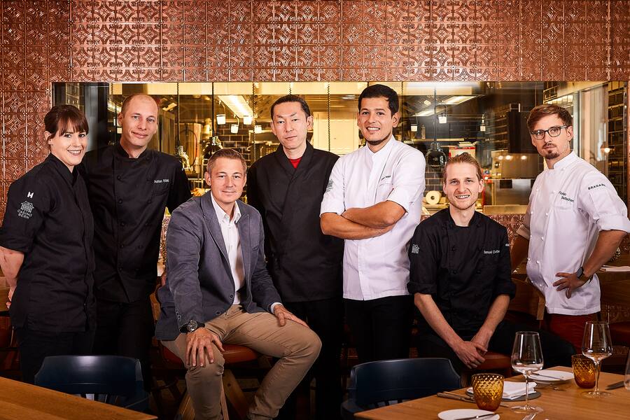 v.l. Stefi Sigenthaler (Chefin Produktion/Event/Catering), Adrian Bürki (Chef Restaurant), Ivo Adam, Atsushi Hiraoka (Sushi Master), Dave Wälti (Chef Bistrobar), Samuel Dober (Chef-Patissier), Florian Bettschen (Leitung), Casino Bern, 10.09.2019, Foto Lucia Hunziker
