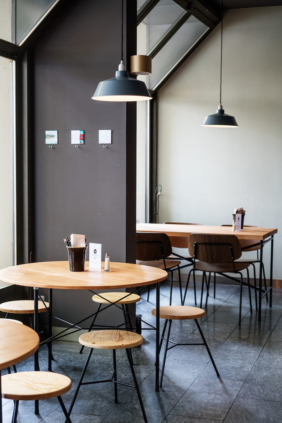 Grosse Fenster kreieren eine ruhige Atmosphäre im Restaurant Chilees in Zürich Wiedikon für koreanische Burger