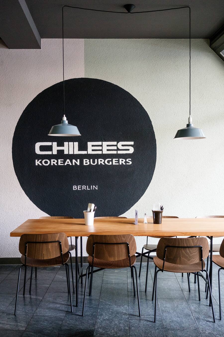 Ein Tisch für grosse Gruppen im Restaurant Chilees in Zürich Wiedikon für koreanische Burger