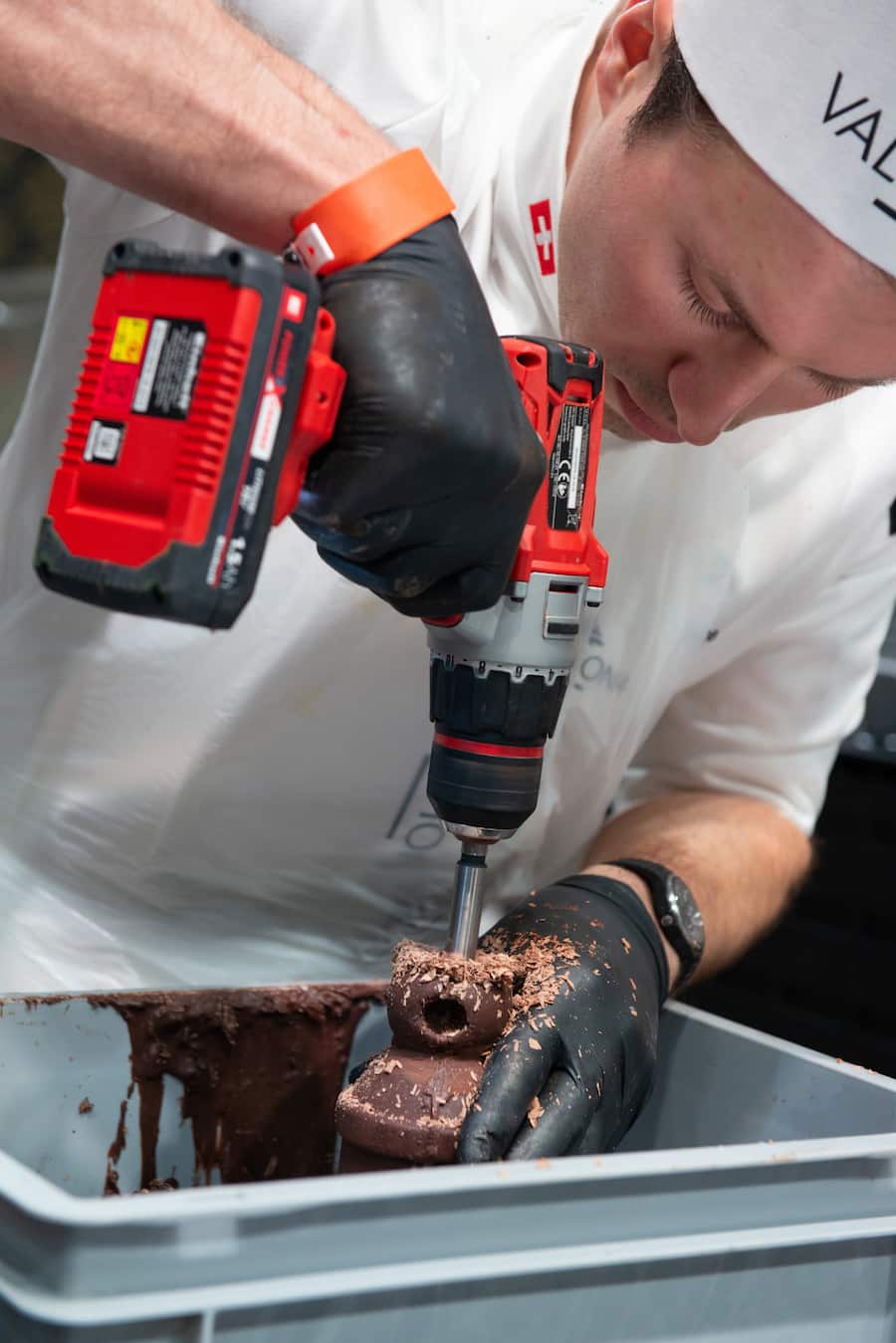 Coupe du monde de la pâtisserie 2021 au salon SIRHA à Lyon.L'équipe suisse: coach Patrick Bovonchocolat Nicoll Notter,dégustation:Antoine Chopinsucre:Arnaud Dousse.ICI