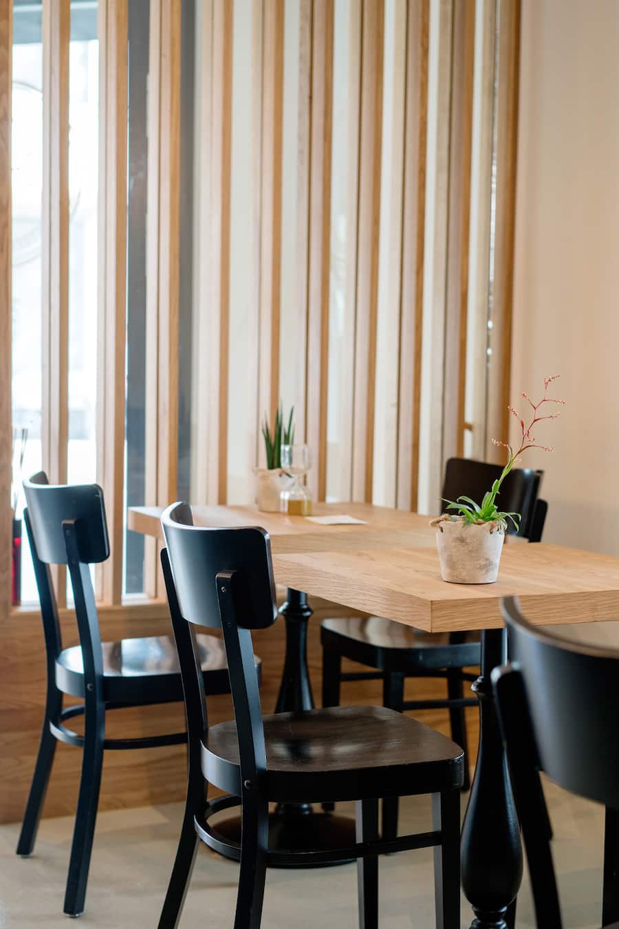 Hübsche Einrichtung mit vielen Holzelementen im Coffee Shack Zürich beim Stauffacher