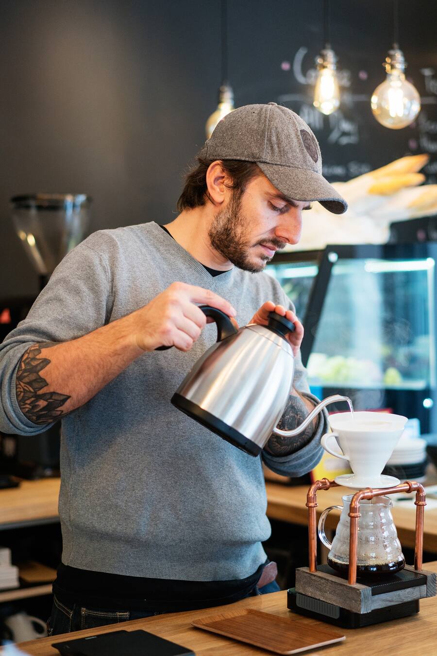 Mitinhaber George Kazantzis bei der Zubereitung des Filterkaffees im Coffee Shack Zürich beim Stauffacher
