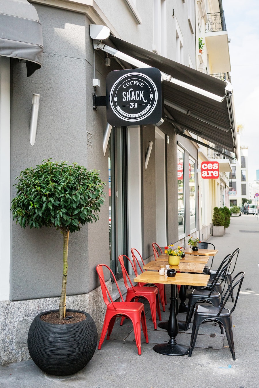 Aussensitzplätze des Coffee Shack Zürich beim Stauffacher