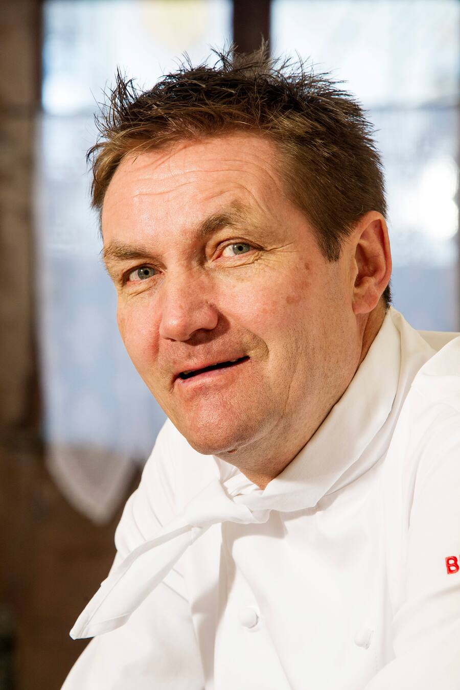 Daniel Bumann zu Hause und im Restaurant "Chesa Pirani" in La Punt. In der 3+ Sendung "Bumann -der Restauranttester" ist er Restauranttester.