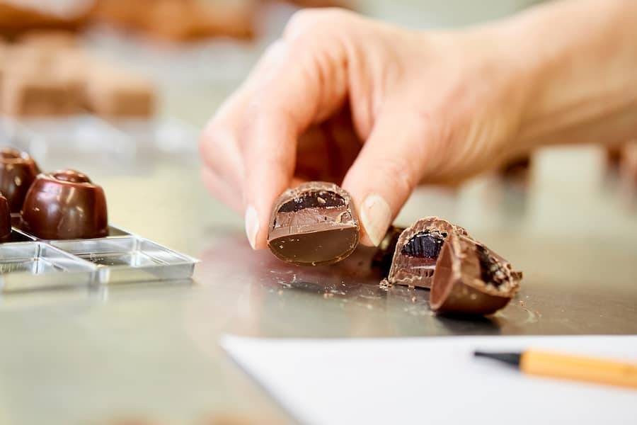 Degustation Pralinen mit Daniel Weber, Chef Konditor, mit Juliane Bachmann und Raphael Bachmann (r.). Thema Pralinen. Confiserie Bachmann, Luzern, 25.11.2020, Foto Lucia Hunziker