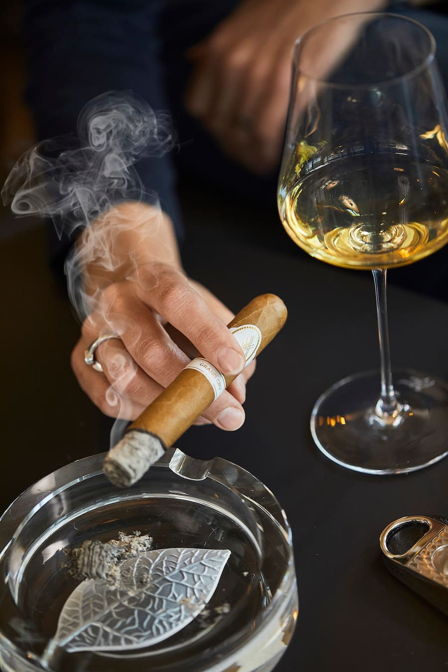 Degustation von Heida Barrique 2016 der St.Jodern Kellerei (Weisswein) und Rioja Alta Reserva 2009 von Viña Ardanza (Rotwein), kombiniert mit Davidoff Millenium Robusto (Zigarre). Lidwina Weh (Weinakademikerin, Zigarren-Liebhaberin) und Sam Reuter (Davidoffs Global Brand Ambassador) am Hauptsitz von Oettinger Davidoff, Basel, 19.05.2020. Foto Lucia Hunziker