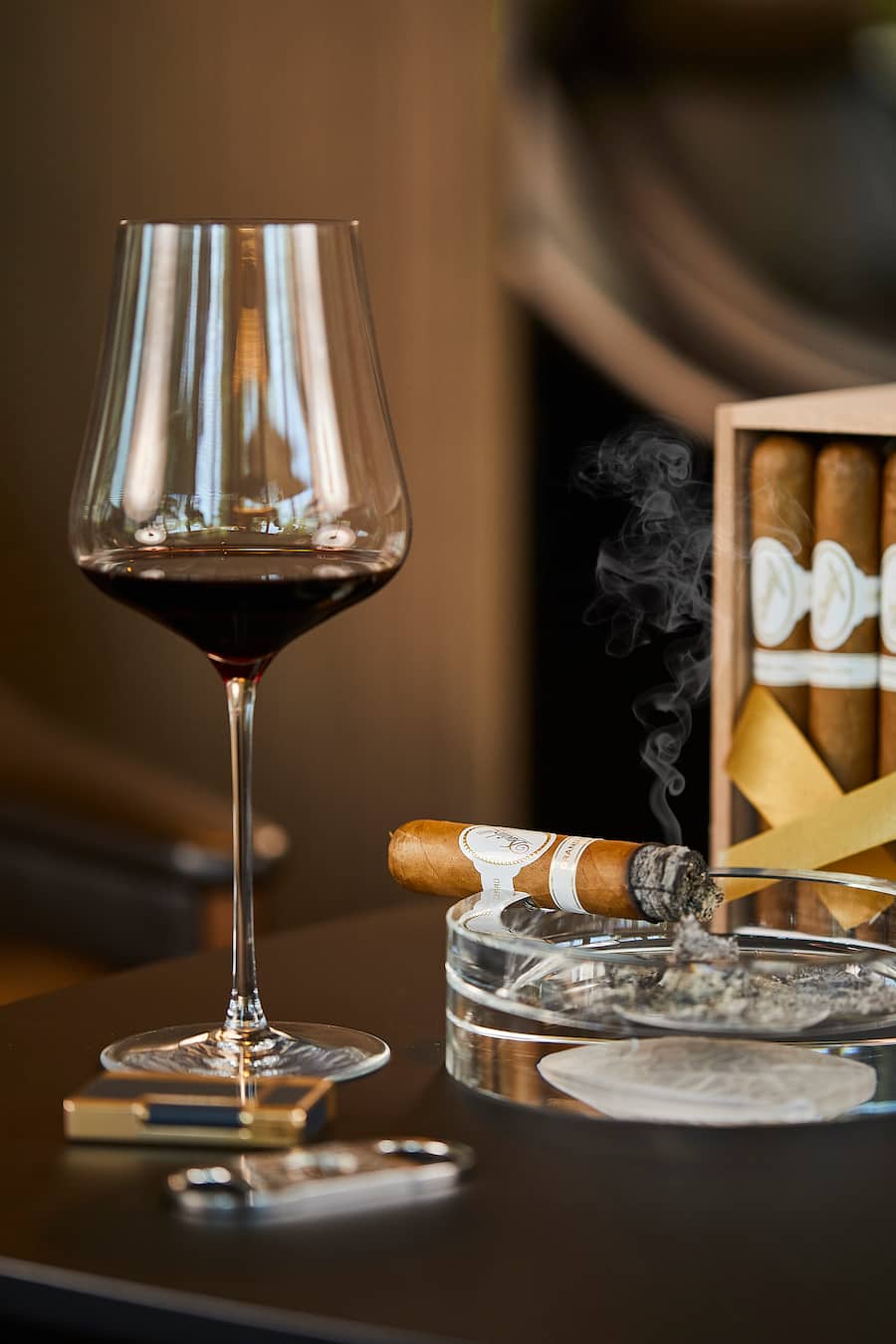 Degustation von Heida Barrique 2016 der St.Jodern Kellerei (Weisswein) und Rioja Alta Reserva 2009 von Viña Ardanza (Rotwein), kombiniert mit Davidoff Millenium Robusto (Zigarre). Lidwina Weh (Weinakademikerin, Zigarren-Liebhaberin) und Sam Reuter (Davidoffs Global Brand Ambassador) am Hauptsitz von Oettinger Davidoff, Basel, 19.05.2020. Foto Lucia Hunziker