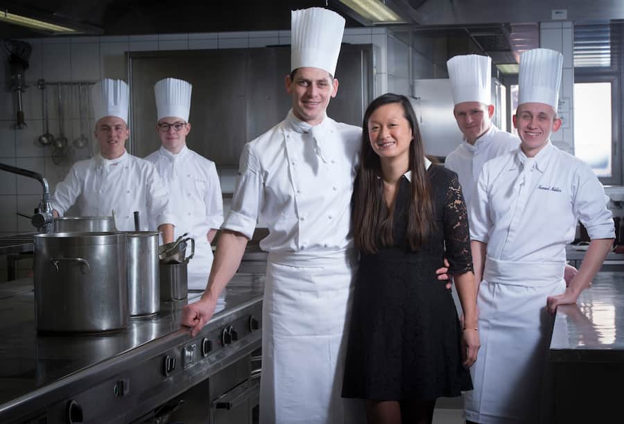Le sucesseur de Georges Wenger au Noirmont,Jérémy Desbraux et sa compagne Anaëlle Roze et une partie de l'équipe cuisine