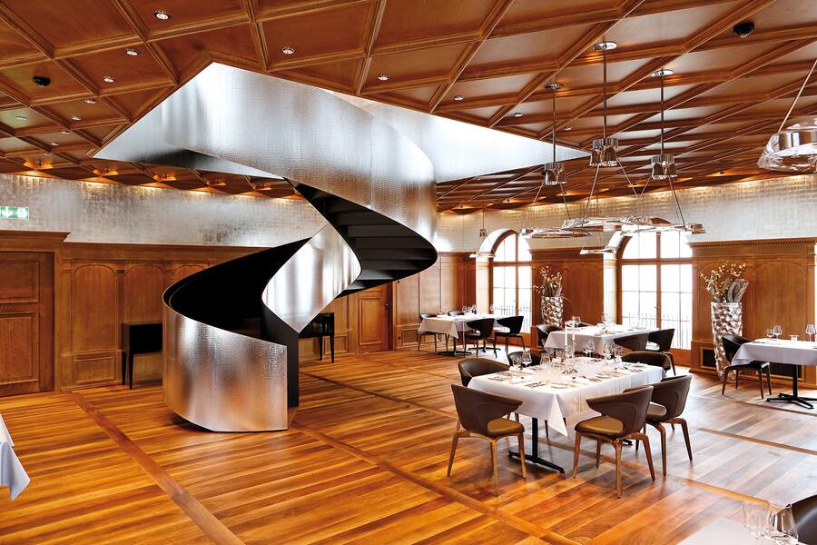 Design Tilla Theus: Die geschwungene, elegante Treppe ist Blickfang im Restaurant.