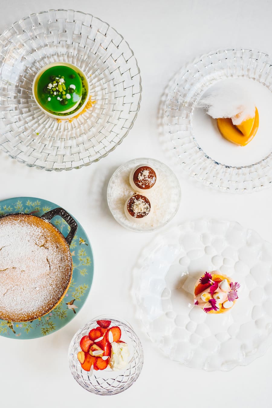 Maccaron mit Roséchampagner, Rhabarberbuttereis / Sandorncurd, Shortbreadglasur, Zuckerwatte / Sauerampferjoghurt / Ei mit Milchcreme, Amaranth und warmer Schokoladeespuma - IGNIV Zürich - Chefkoch Daniel Zeindlhofer und Gastgeberin Ines Triebenbacher - Freitag, 22. Mai 2020 - Copyright Olivia Pulver