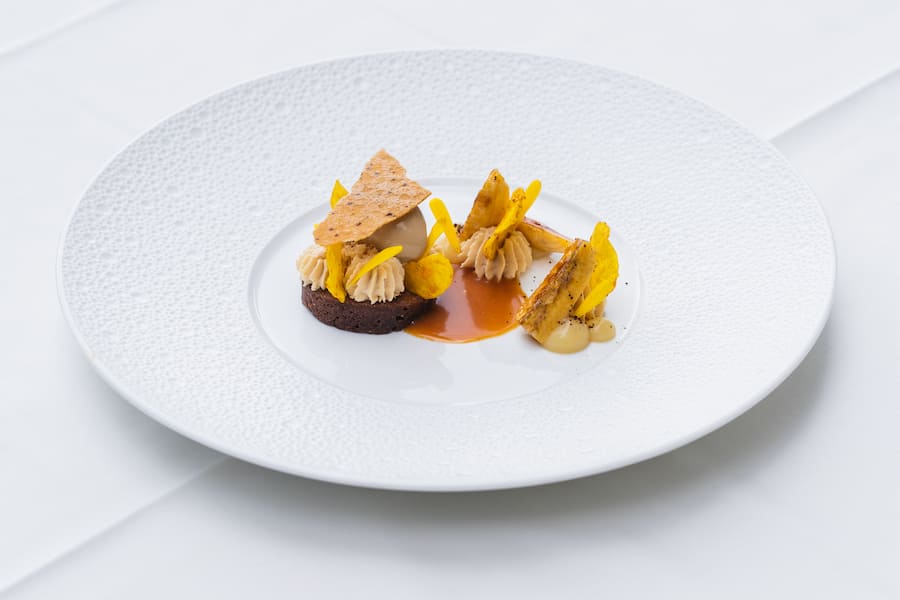 Stefan Luense, Lenk, Lenkerhof, Restaurant Spettacolo, Nespresso Lounge, Dessert, Schokoladenbrownie, Karamellsauce, Kaffeeeis, Bananencreme, Chantilly, Kaffetuille