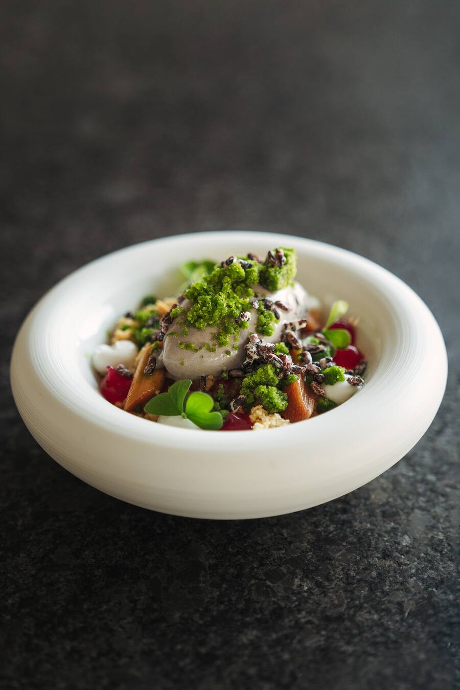 Kokosnuss: Rhabarber, schwarzer Klebreis, Weizengras - Stefan Heilemann, Chefkoch vom Restaurant Widder im Hotel Widder in Zürich, Koch des Jahres 2021, kocht beim Gewinnerpaar zu Hause. Swiss Wine sponsert den Wein. - win a private chef - 25. April 2021 - Copyright Olivia Pulver