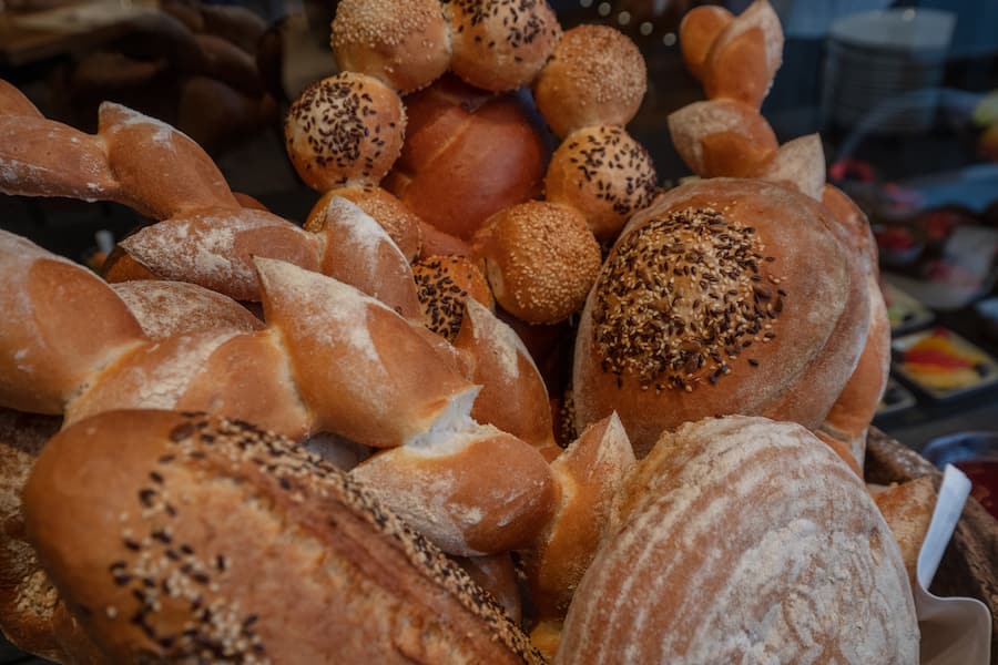die Brote, Brötchen und Croissants werden im Haus gebacken.