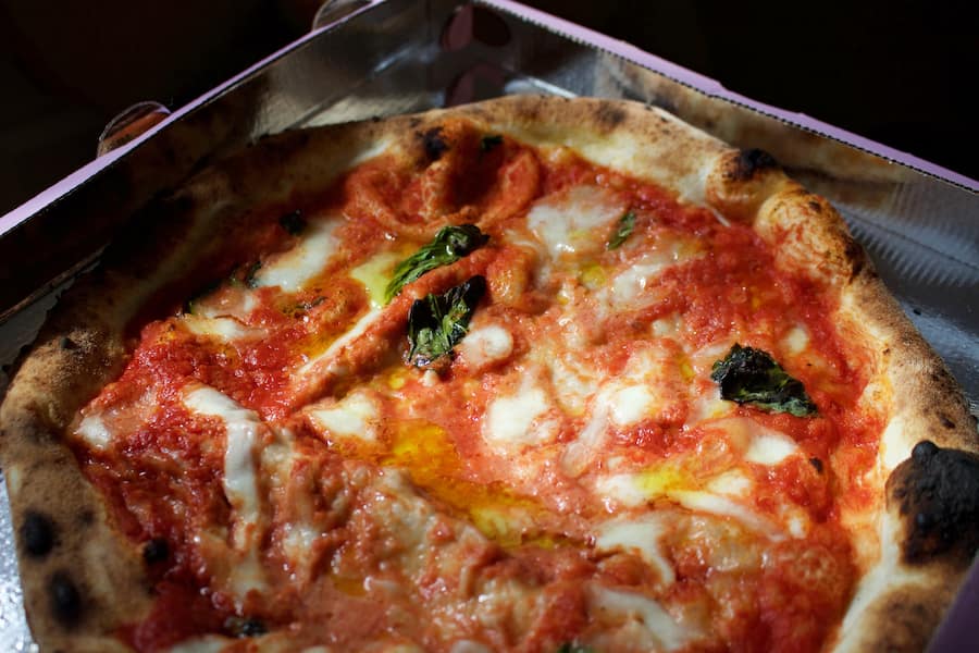 Luftiger Pizzateig kombiniert mit den besten Zutaten Italiens., Pizza Margherita, 20. März 2021, Dio Mio