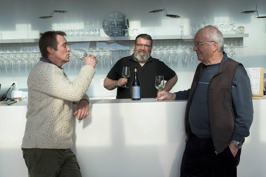 Eric , Bertrand und Bernard Bovy an der Hausbar