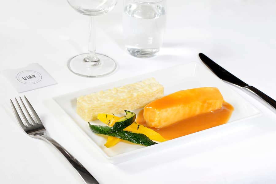 Dos de cabillaud et son jus de gambas accompagné d'un risotto de pâtes Orzo lié à la Tomme Vaudoise et de petits légumes © Photo Aline Périer