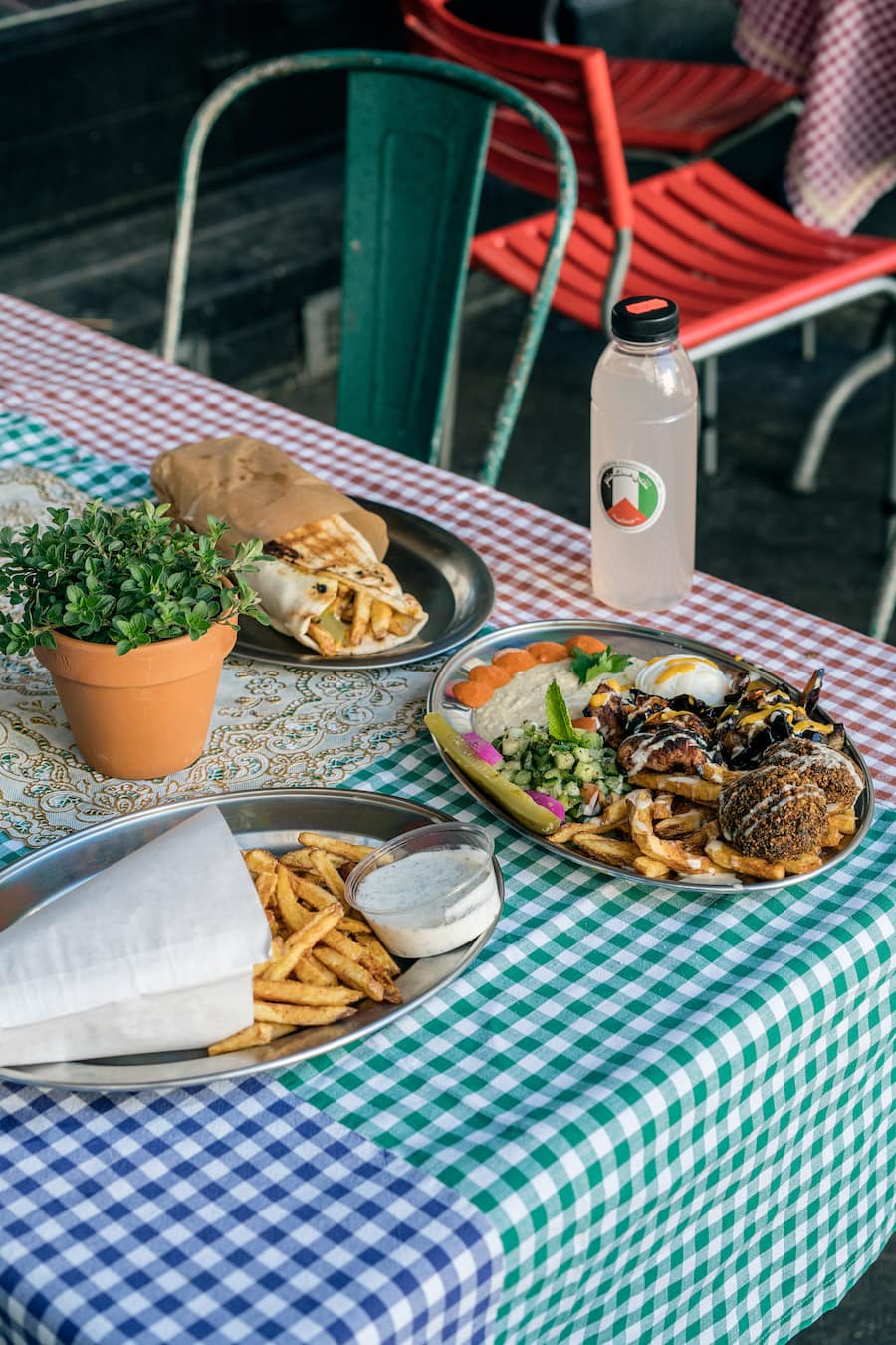 Palestine Grill Friedensplatte und Sabich in Zürich an der Langstrasse auf der Piazza Cella
