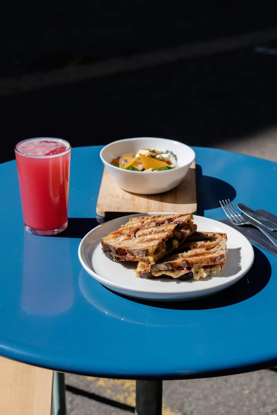 Sandwich und Salat im Coffee in Zürich