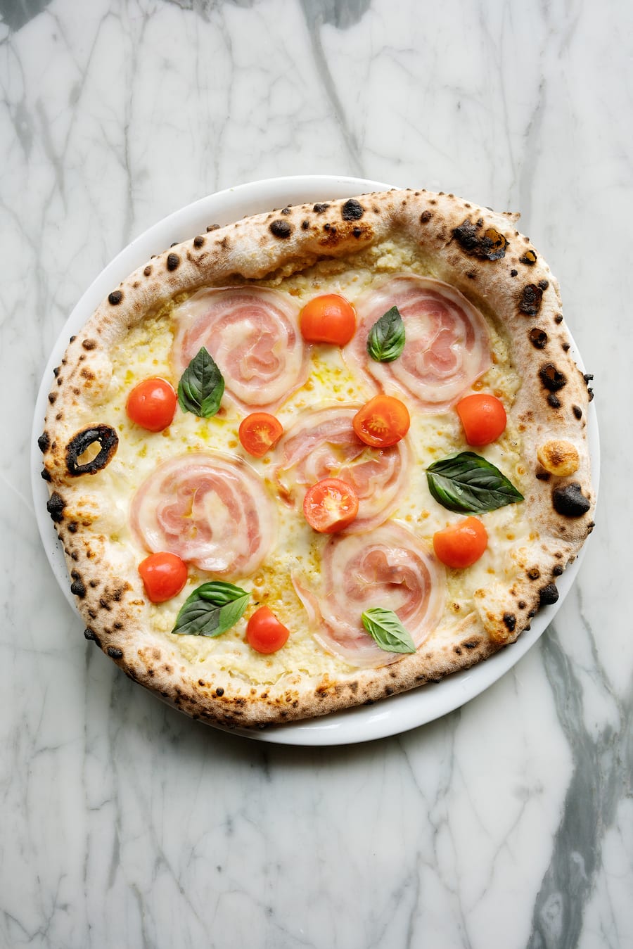 Pizza bianca mit Artischockencreme und Pancetta in der Pizzeria San Gennaro in Zürich