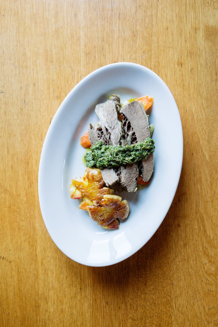 Ochsen-Siedfleisch an einer Salsa Verde mit Quetschkartoffeln, Karotten und Lauch in der Vereinigung in Zürich Wiedikon