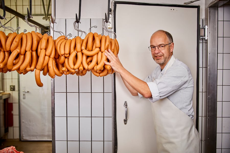 Edi Kellenberger in seiner Metzgerei KellenbergerFreihofweg 17310 Bad Ragaz, in direkter Nachbarschaft vom Hotel und Restaurant Rössli Bad Ragaz, Gastgeber Doris und Ueli Kellenberger (Bruder von Edi), 18.06.2020. Foto Lucia Hunziker