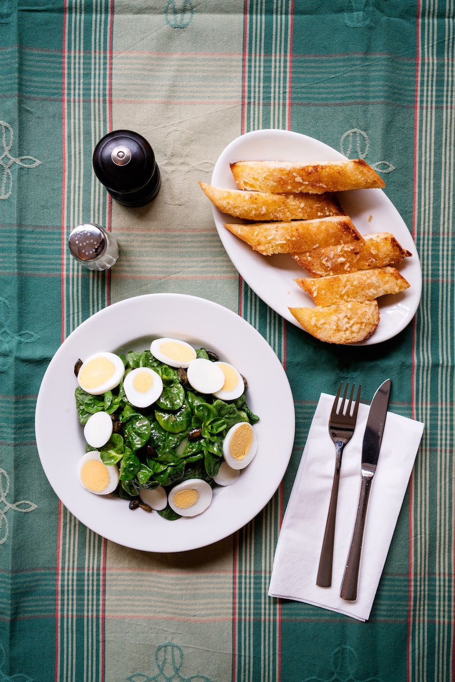 Restaurant Eichhörnli in Zürich serviert Nüsslisalat mit Ei und Knoblauchbrot