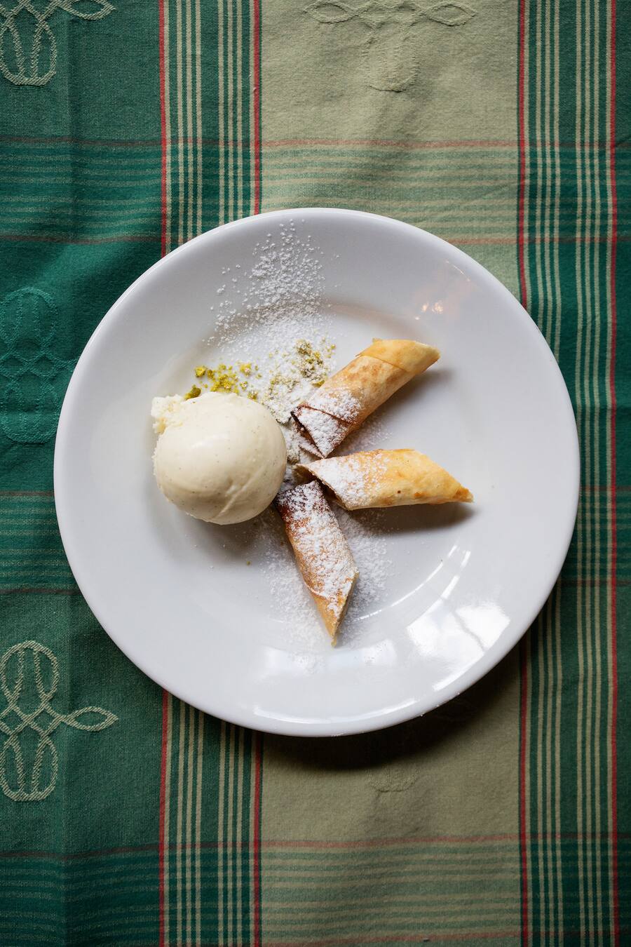 Apfelzigarren mit Vanilleglace im Restaurant Eichhörnli in Zürich