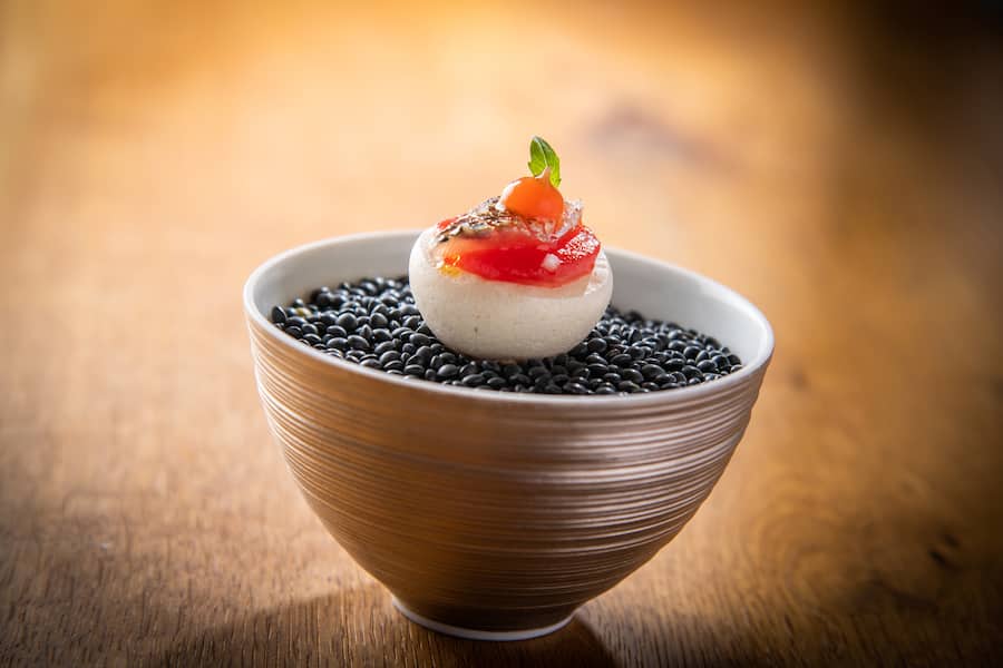 Ein neues Macaron: Sardine aus Chioggia, Kümmel und Melone. Sommerlich, überraschend.