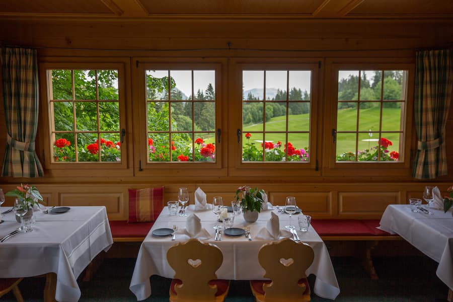 Eines der schönsten Golf-Restaurants der Schweiz: Gstaad-Saanenland. Heimelig. Wieder mit einem tollen Koch.