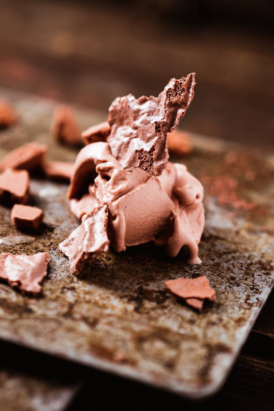 EisenerzglaceÌ vom Feuerring, caramelisiert Eisenerz-luftgebaÌck, saures EisenerzEisenerzcrumble, Eisenerzchips, bestreut mit Eisenerzsalz und betraÌufelt mit Rostsauce - Der Hexer kocht wieder auf dem Feuerring, eine Grillschale aus Metall. Im Innern lodert das Feuer, auf dem Ring bereitet er seine Speisen zu, mit allem, was die Natur hergibt. - Stefan Wiesner(Chefkoch, Naturkoch), Rössli Escholzmatt - Freitag, 8.2.2019 - Copyright Olivia Pulver