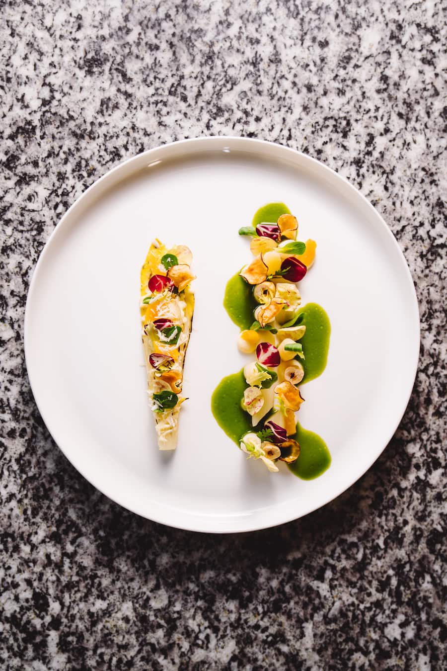 Endivien, Schwarzwurzel, Eingelegte Aprikose, Nüsslersud - Küchenchef Hauke Pohl - Hotel Restaurant Omnia Zermatt - 11. Februar 2021 - Copyright Olivia Pulver